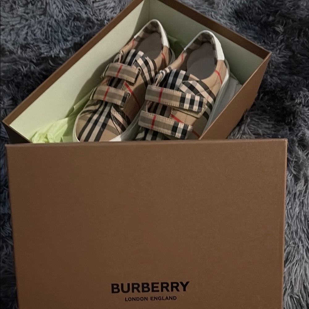 Burberry Kids Sneakers in Beige and Black